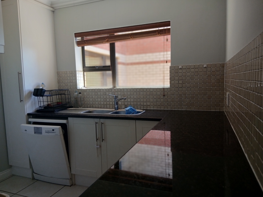 To Let 4 Bedroom Property for Rent in Wavecrest Eastern Cape